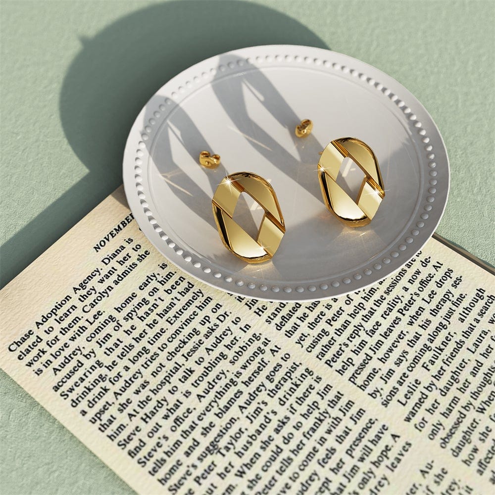 Brincos Textured Earrings in Gold - Brilliant Co